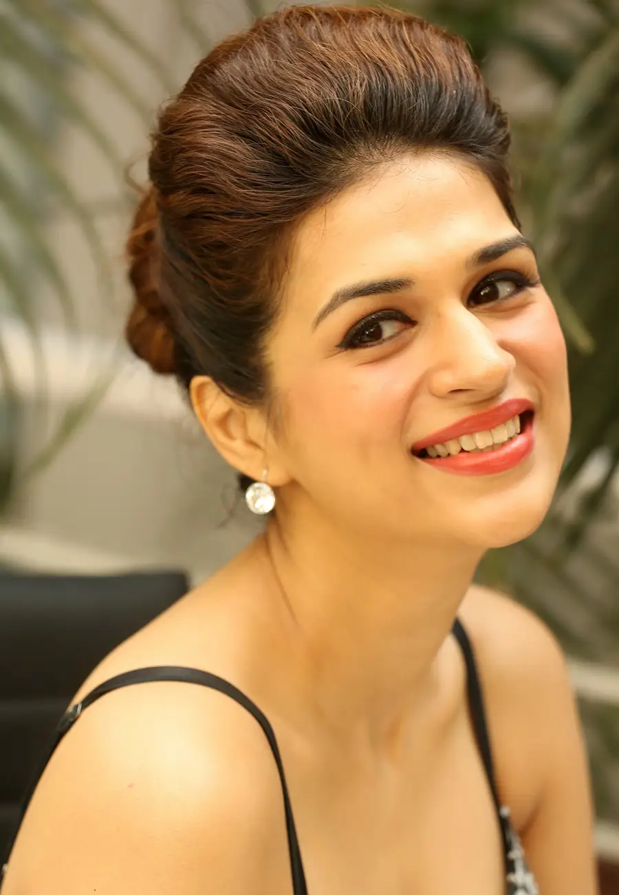 Shraddha Das Long Hair Smiling Face Closeup Wallpapers